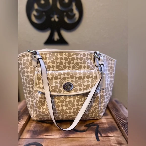 Coach Signature Chelsea Lea Medium Shoulder Tote Bag 10x16 GReat condition - Picture 2 of 7